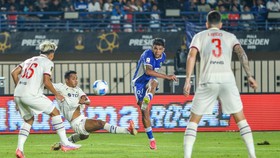 Pesepak bola Persib Bandung Rosembergne Da Silva (kedua kanan) menendang bola yang diadang oleh pesepak bola Arema FC Leo Guntara (kedua kiri) saat pertandingan Grup A Piala Presiden 2026 di Stadion Si Jalak Harupat, Kabupaten Bandung, Jawa Barat, Sa