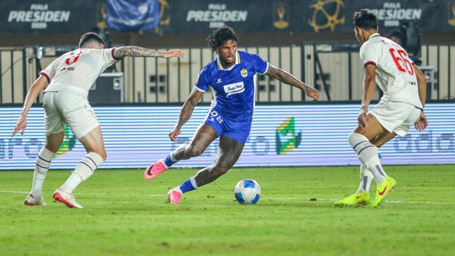 Pesepak bola Persib Bandung Ramon Tanque (tengah) berusaha melewati pesepak bola Arema FC Diego Luiz (kiri) dan Hansamu Yama (kanan) saat pertandingan Grup A Piala Presiden 2026 di Stadion Si Jalak Harupat, Kabupaten Bandung, Jawa Barat, Sabtu (25/7/