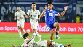 Pesepak bola Persib Bandung Nazriel Alvaro (kanan) diadang oleh pesepak bola Arema FC Roberto Pimenta (bawah) saat pertandingan Grup A Piala Presiden 2026 di Stadion Si Jalak Harupat, Kabupaten Bandung, Jawa Barat, Sabtu (25/7/2026). Persib Bandung m