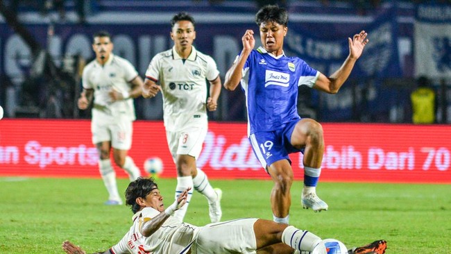 Pesepak bola Persib Bandung Nazriel Alvaro (kanan) diadang oleh pesepak bola Arema FC Roberto Pimenta (bawah) saat pertandingan Grup A Piala Presiden 2026 di Stadion Si Jalak Harupat, Kabupaten Bandung, Jawa Barat, Sabtu (25/7/2026). Persib Bandung m