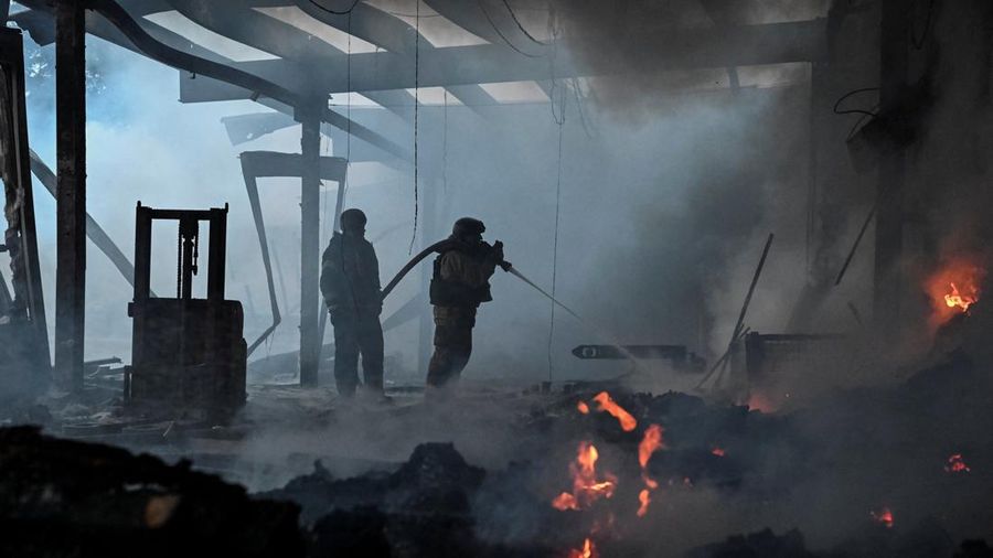 Petugas pemadam kebakaran bekerja di letak pusat pengedaran pos perusahaan Nova Post, nan terkena serangan pesawat tak berawak Rusia, di tengah serangan Rusia terhadap Ukraina, di Zaporizhzhia, Ukraina, 25 Juli 2026.