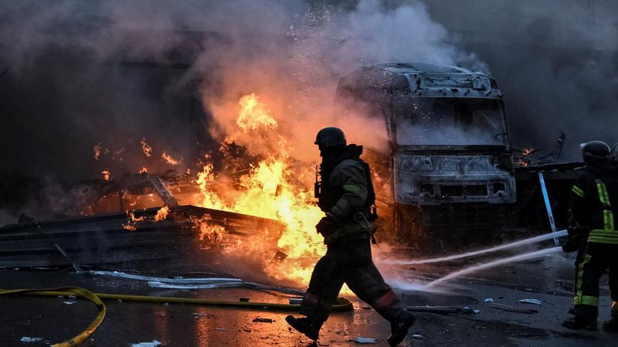 Petugas pemadam kebakaran bekerja di letak pusat pengedaran pos perusahaan Nova Post, nan terkena serangan pesawat tak berawak Rusia, di tengah serangan Rusia terhadap Ukraina, di Zaporizhzhia, Ukraina, 25 Juli 2026. (REUTERS/Stringer)