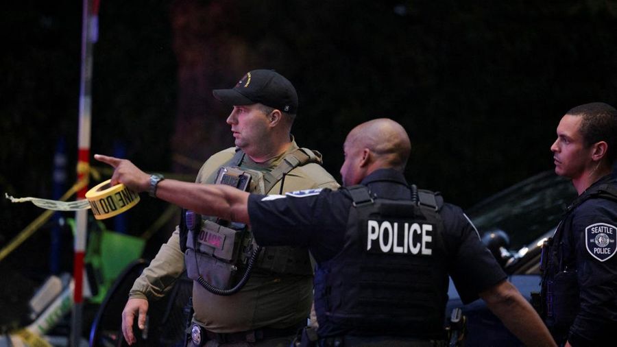 Petugas polisi bekerja setelah Kepolisian Seattle menanggapi apa nan mereka gambarkan sebagai penembakan dengan