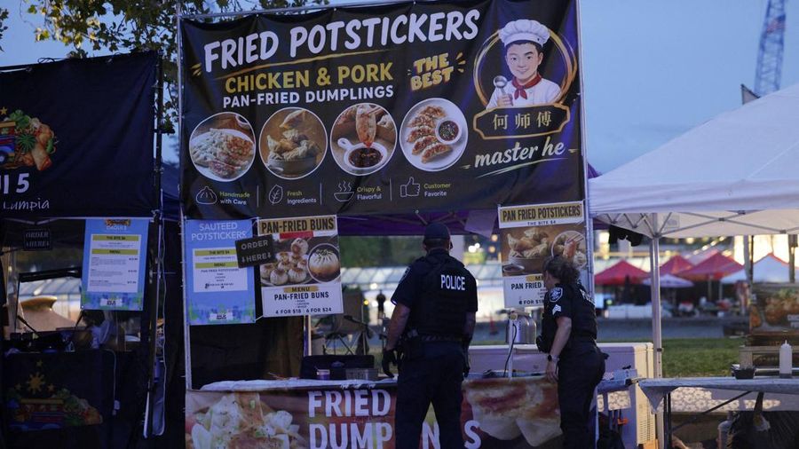 Petugas polisi bekerja setelah Kepolisian Seattle menanggapi apa nan mereka gambarkan sebagai penembakan dengan