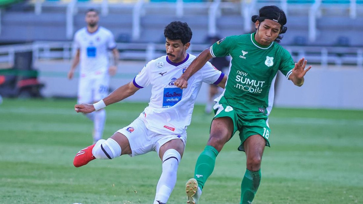 Pesepak bola PSMS Medan Muhammad Farhan Rahman (kanan) berusaha mengadang tendangan bola dari pesepak bola Port FC Issam Abdallah (kiri) saat pertandingan Grup B Piala Presiden 2026 di Stadion Gelora Bung Tomo, Surabaya, Jawa Timur, Minggu (26/7/2026