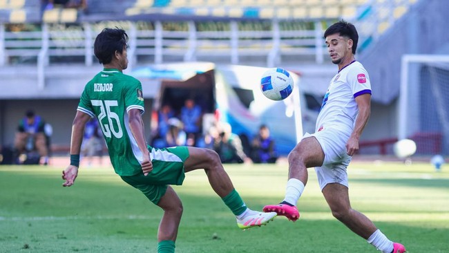 Pesepak bola Port FC Hugo Thierry (kanan) berebut bola dengan pesepak bola PSMS Medan Enrico Fabrizio (kiri) saat pertandingan Grup B Piala Presiden 2026 di Stadion Gelora Bung Tomo, Surabaya, Jawa Timur, Minggu (26/7/2026). Port FC menang atas PSMS