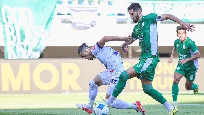 Pesepak bola PSMS Medan Angelo Rafael Teixeira (kedua kanan) berebut bola dengan pesepak bola Port FC Noboru Shimur (kiri) saat pertandingan Grup B Piala Presiden 2026 di Stadion Gelora Bung Tomo, Surabaya, Jawa Timur, Minggu (26/7/2026). Port FC men