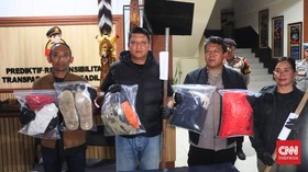 Pemakaman terduga pencuri ayam di Tabanan, Bali, diwarnai tangisan keluarga. KD tewas dikeroyok massa, keluarga ikhlaskan kepergiannya sebagai musibah.