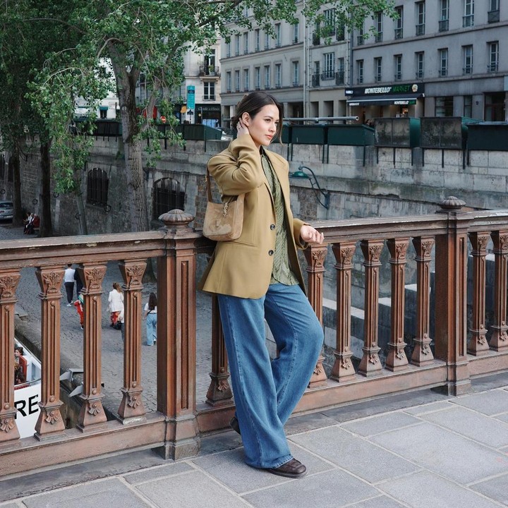 <p>Raisa Andriana sering mengenakan celana jeans saat traveling. Seperti ketika penyanyi berusia 36 tahun itu memadukan baggy jeans dan double breasted blazer warna khaki yang nyaman dipakai namun stylish saat musim gugur. (Foto: Instagram @raisa6690)</p>