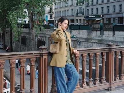 5 Ide Outfit Celana Jeans ala Raisa yang Simpel dan Stylish
