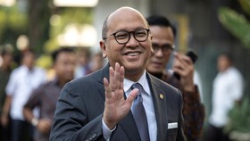 Indonesian sovereign wealth fund Danantara CEO Rosan Roeslani, waves as he arrives at the Presidential Palace complex after Perry Warjiyo stepped down as Bank Indonesia (BI) governor, in Jakarta, Indonesia, July 27, 2026. REUTERS/Willy Kurniawan