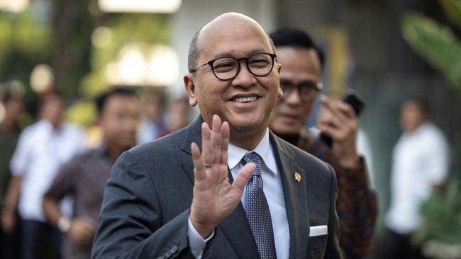 Indonesian sovereign wealth fund Danantara CEO Rosan Roeslani, waves as he arrives at the Presidential Palace complex after Perry Warjiyo stepped down as Bank Indonesia (BI) governor, in Jakarta, Indonesia, July 27, 2026. REUTERS/Willy Kurniawan