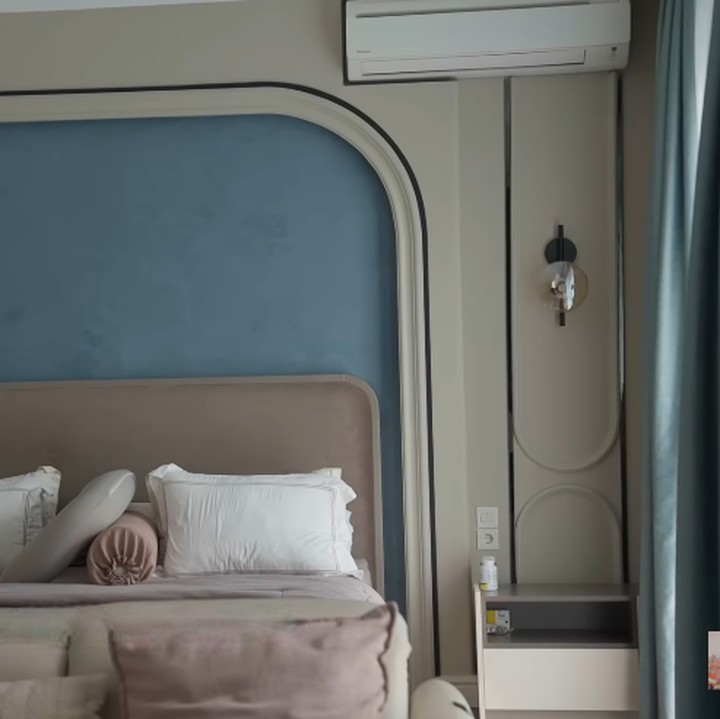 <p>Pasangan Aaliyah Masaid dan Thariq Halilintar baru saja selesai merenovasi rumah mereka, Bunda. Di rumah ini, keduanya mendesain kamar tidur dengan banyak sentuhan warna <em>warm</em>, yang didominasi biru muda dan <em>cream</em>. Di kamar ini, keduanya juga membangun jendela besar yang langsung mengarah ke kolam renang. (YouTube Thariq Halilintar)</p>