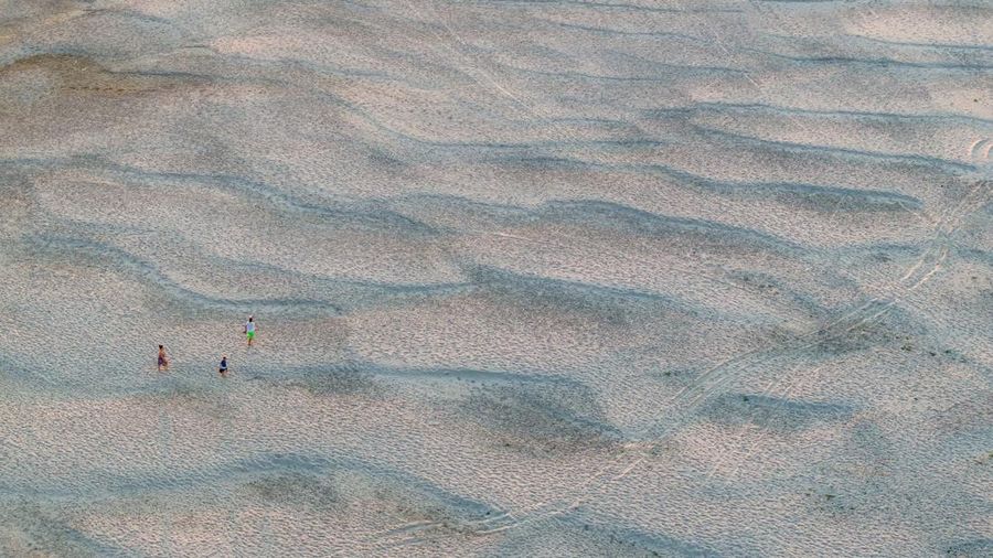 Sebuah tayangan drone menunjukkan orang-orang di tepian pasir nan baru muncul di Sungai Danube saat permukaan air menurun selama cuaca panas dan kondisi kering nan berkepanjangan, di Apatin, Serbia, 26 Juli 2026.