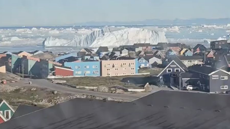 Sebuah video nan diunggah akun TikTok @monahansen1 memperlihatkan momen langka saat gunung es raksasa terbalik di lepas pantai Ilulissat, Greenland, pada 25 Juli 2026. (Tangkapan Layar Tiktok/@monahansen1)