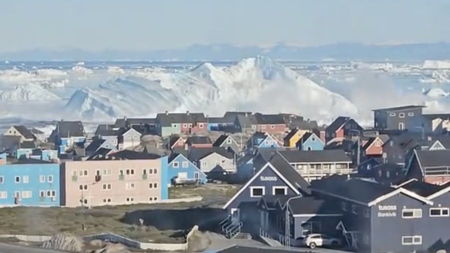 Sebuah video nan diunggah akun TikTok @monahansen1 memperlihatkan momen langka saat gunung es raksasa terbalik di lepas pantai Ilulissat, Greenland, pada 25 Juli 2026.