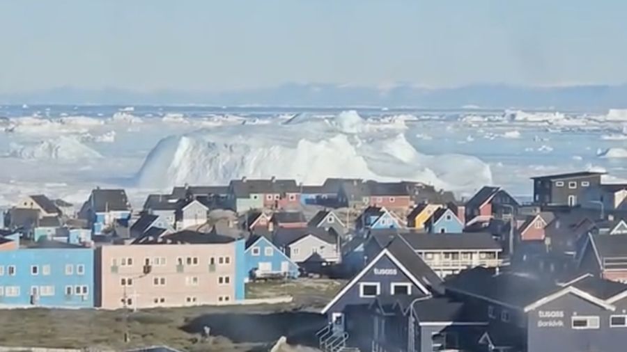 Sebuah video nan diunggah akun TikTok @monahansen1 memperlihatkan momen langka saat gunung es raksasa terbalik di lepas pantai Ilulissat, Greenland, pada 25 Juli 2026.