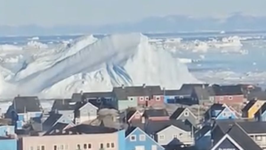 Sebuah video nan diunggah akun TikTok @monahansen1 memperlihatkan momen langka saat gunung es raksasa terbalik di lepas pantai Ilulissat, Greenland, pada 25 Juli 2026. (Tangkapan Layar Tiktok/@monahansen1)
Location