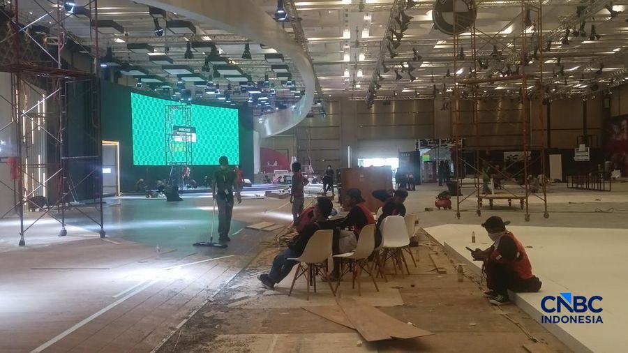 Sejumlah pekerja menyelesaikan beberapa stand booth menjelang GAIKINDO Indonesia International Auto Show (GIIAS) 2026 di ICE BSD., Tangerang, Senin (27/7/2026). (CNBC Indonesia/Ferry Sandi)