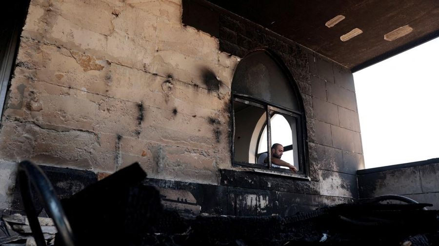 Seorang laki-laki Palestina memeriksa kerusakan di sebuah masjid, nan menurut penduduk Palestina dirusak oleh pemukim Israel, di Qusra dekat Nablus, di Tepi Barat nan diduduki Israel, 26 Juli 2026.