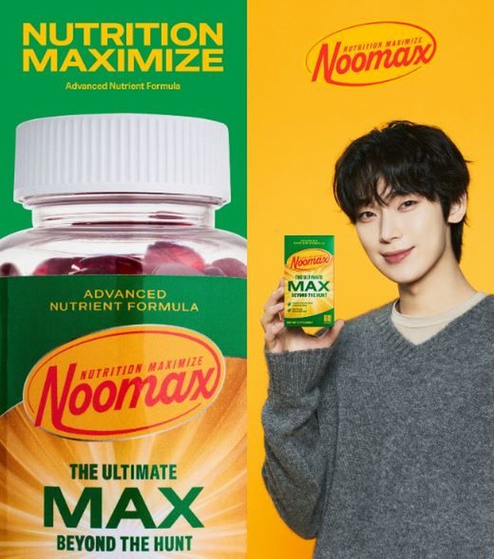 Sesuai dengan rutinitas hariannya, Sunoo didapuk menjadi model untuk NOOMAX, merek suplemen eksklusif bagi vampir. Dengan senyum manis dan penampilan fresh, Suno menawarkan produk yang membangkitan fisik vampire yang lesu./ Foto: x.com/BELIFTLAB