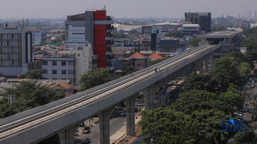 Suasana pengerjaan proyek jalur Lintas Raya Terpadu (LRT) Jakarta rute Velodrome–Manggarai (Fase 1B) di area Rawamangun, Jakarta, Senin (27/7/2026). (CNBC Indonesia/Faisal Rahman)