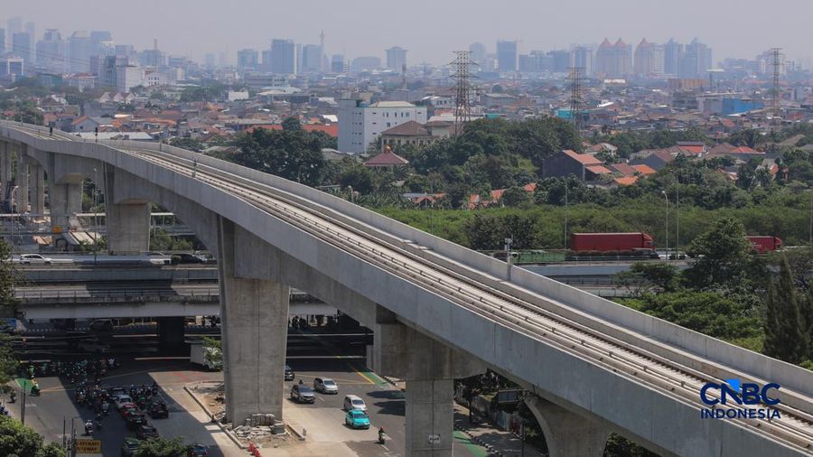 Suasana pengerjaan proyek jalur Lintas Raya Terpadu (LRT) Jakarta rute Velodrome–Manggarai (Fase 1B) di area Rawamangun, Jakarta, Senin (27/7/2026). (CNBC Indonesia/Faisal Rahman)
