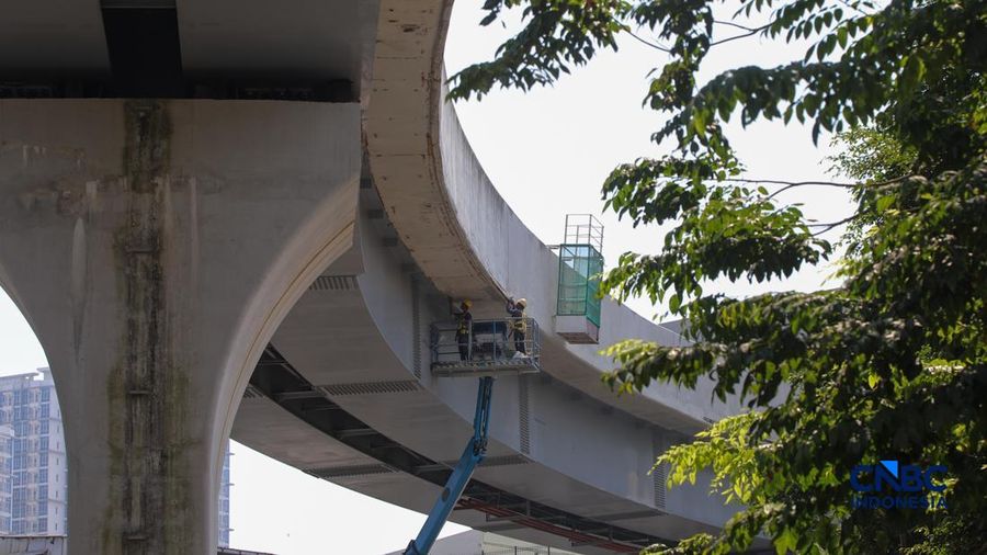 Suasana pengerjaan proyek jalur Lintas Raya Terpadu (LRT) Jakarta rute Velodrome–Manggarai (Fase 1B) di area Rawamangun, Jakarta, Senin (27/7/2026). (CNBC Indonesia/Faisal Rahman)