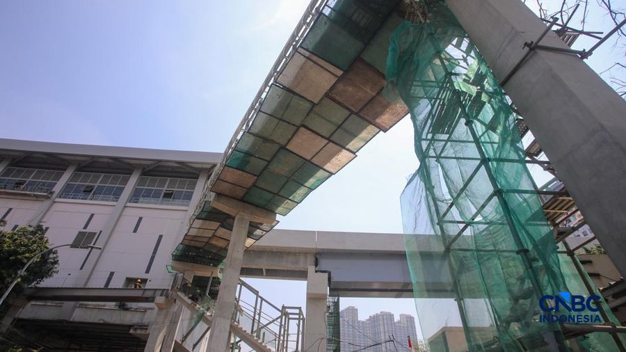 Suasana pengerjaan proyek jalur Lintas Raya Terpadu (LRT) Jakarta rute Velodrome–Manggarai (Fase 1B) di area Rawamangun, Jakarta, Senin (27/7/2026). (CNBC Indonesia/Faisal Rahman)