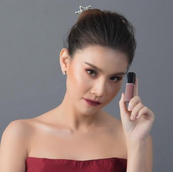 7 Ciri Kepribadian Orang yang Suka Pakai Lipstick Shade Gelap