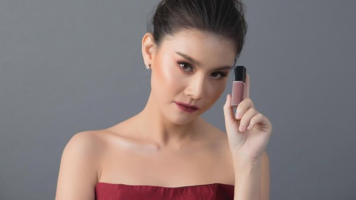 7 Ciri Kepribadian Orang yang Suka Pakai Lipstick Shade Gelap