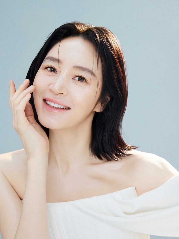 Tak hanya awet muda, perempuan yang memulai debut akting di usia 16 tahun tersebut juga terus berkarya dengan sederet film dan serial drama./ Foto: instagram.com/hs_kim_95