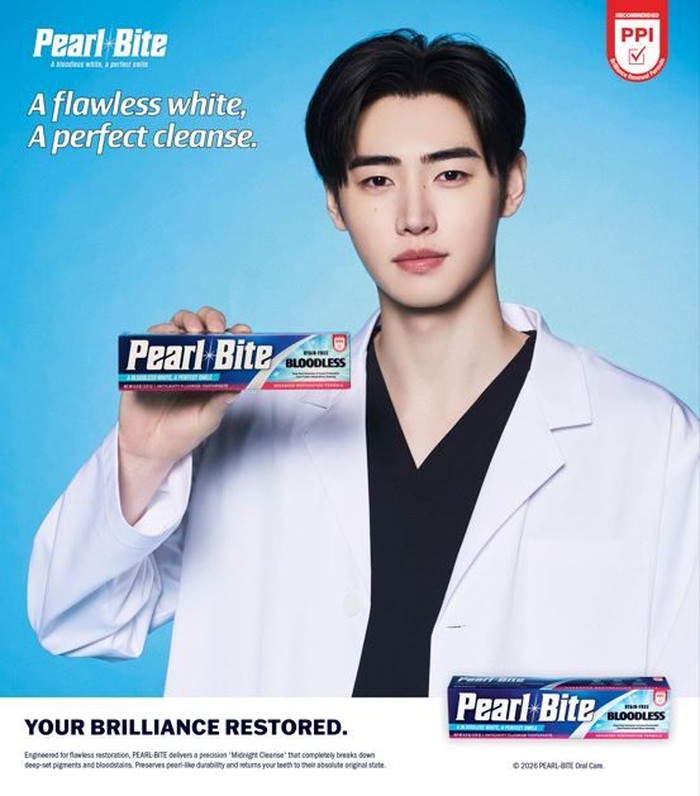 Tampil menawan dengan balutan jas dokter gigi, Sunghoon menawarkan produk perawatan mulut bernama PEARL BITE, yang didedikasikan menjaga taring para vampir tetap putih dan menghilangkan noda darah./ Foto: x.com/BELIFTLAB