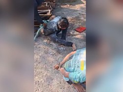 Viral 2 Pria Disiksa gegara Dituduh Curi Besi Milik Pengusaha Lamongan
