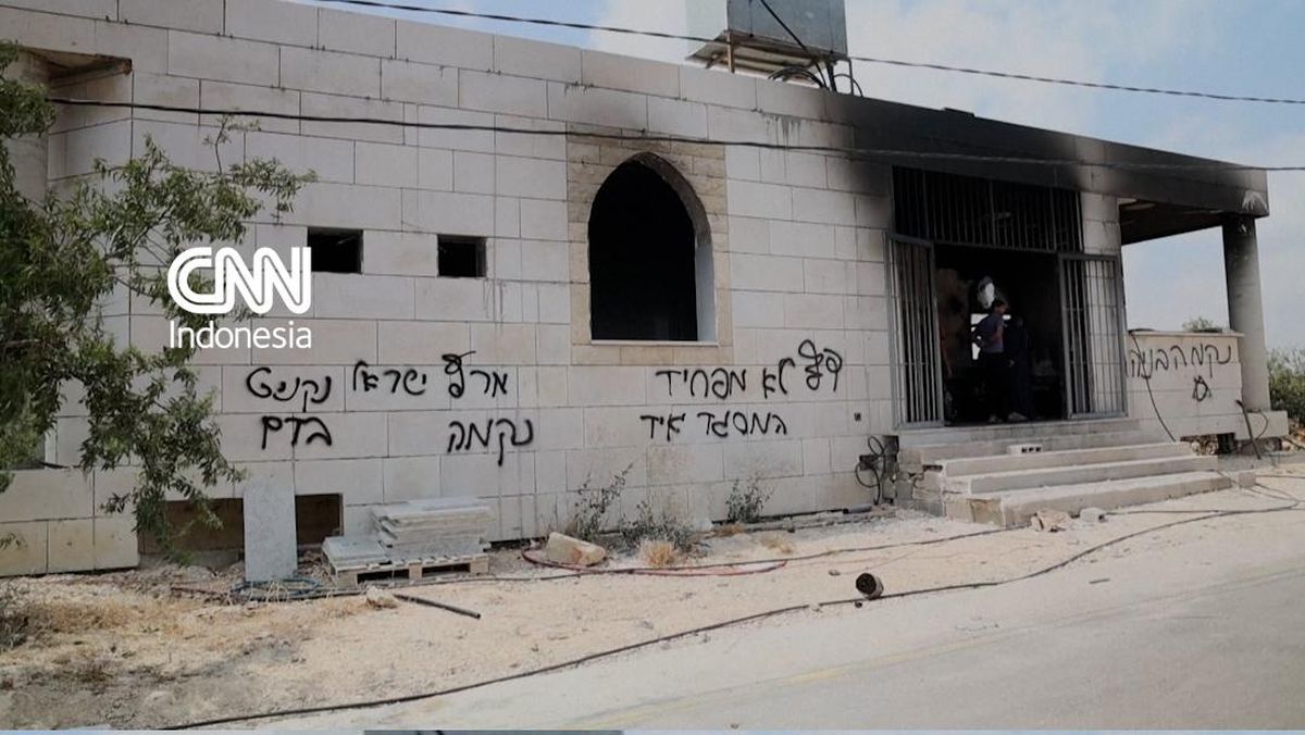 Pemukim Israel Bakar Masjid di Tepi Barat Palestina