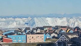 Detik-detik Mencekam Gunung Es Raksasa di Greenland Terbalik