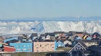Detik-detik Mencekam Gunung Es Raksasa di Greenland Terbalik