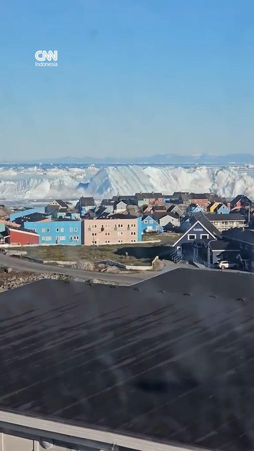 Detik-detik Mencekam Gunung Es Raksasa di Greenland Terbalik