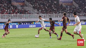 Timnas Indonesia melawan Kamboja dalam pertandingan Asean Hyundai Cup 2026 di Stadion Pakansari, Jawa Barat, Senin (27/7). CNN Indonesia/Febria Adha L