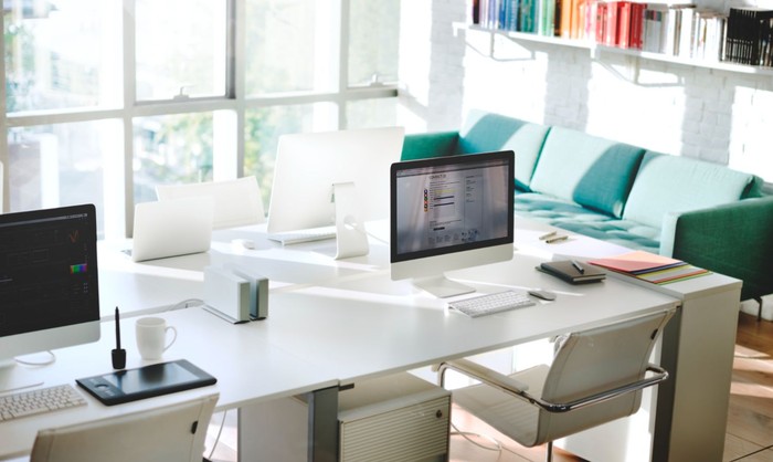 Tips feng shui ruang kerja di kantor selanjutnya adalah perhatikan pencahayaan yang masuk. Pencahayaan menjadi salah satu elemen terpenting dalam feng shui.