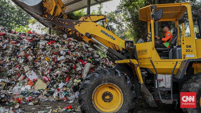 Sejumlah petugas kebersihan mengantarkan sampah ke Tempat Penampungan Sementara (TPS) Rawajati Barat, Jakarta Selatan, Jumat (27/7). (CNN Indonesia/Febria Adha L)