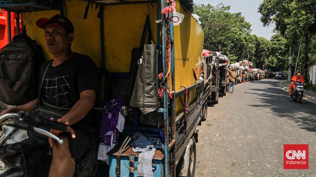 Sejumlah petugas kebersihan mengantarkan sampah ke Tempat Penampungan Sementara (TPS) Rawajati Barat, Jakarta Selatan, Jumat (27/7). (CNN Indonesia/Febria Adha L)