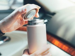 Tumbler Estetik Bisa Jadi Sarang Bakteri! Begini Cara Bersihinnya
