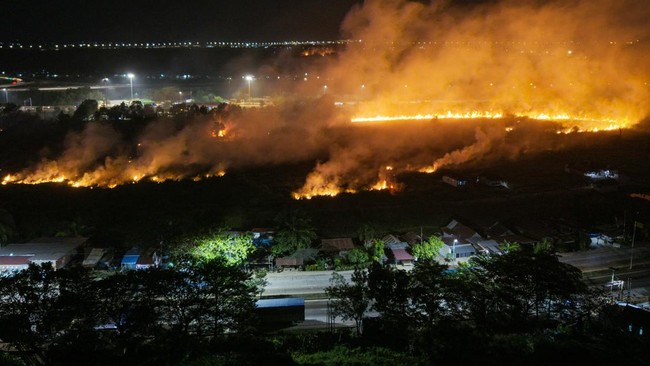 Foto udara api membakar lahan yang berada di sisi gerbang tol kramasan di Desa Ibul Besar I, Pemulutan, Ogan Ilir (OI), Sumsel.