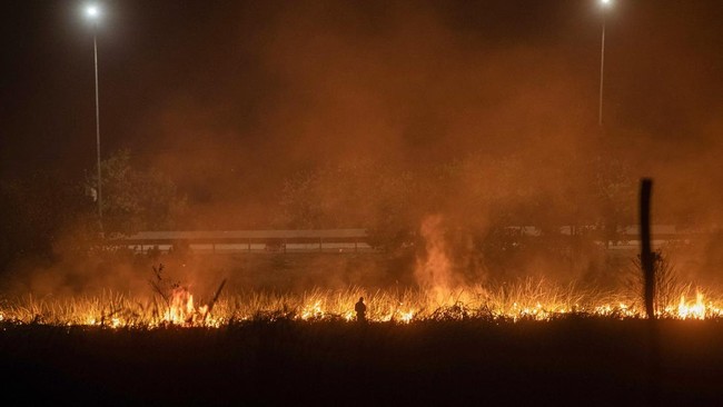 Foto udara api membakar lahan yang berada di sisi gerbang tol kramasan di Desa Ibul Besar I, Pemulutan, Ogan Ilir (OI), Sumsel.
