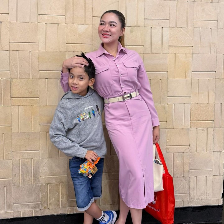 <p>Ia pun mengaku sedih dengan komentar tersebut karena sudah berusaha juga untuk menurunkan berat badan. &ldquo;Dibilangin 'Sudah tahu gendut, diet dong. Makannya dijaga dong. Kak, enggak niat diet nih?'. Padahal kalian enggak tahu kan kalau aku sudah berusaha <em>workout</em>, ke dokter gizi juga sudah. Nahan lapar, nahan sedih, nahan kecewa sudah banget," sambungnya.&nbsp;(Foto: Instagram @vickyshu)</p>
