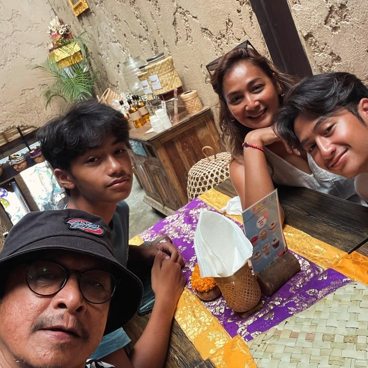 <p>Tumbuh besar di tengah sorotan publik membuat kehidupan anak-anak artis kerap menjadi perbincangan. Begitu juga dengan dua putra Restu Triandy atau yang akrab disapa Andy /rif yang kini telah beranjak dewasa. (Foto: Instagram @andyrif)</p>