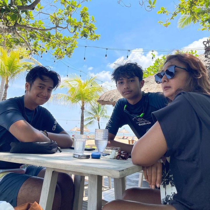 <p>Belum lama ini, sang penyanyi membagikan potret terbarunya bersama kedua putra dari pernikahannya dengan Lyla Sisilia, Balian Ibrahimovich dan Zillian, di akun Instagram pribadinya.&nbsp;(Foto: Instagram @andyrif)</p>