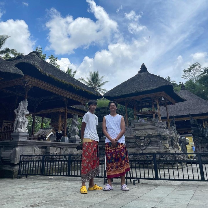 <p>Tak sedikit rekan artis hingga netizen menuliskan guyonan, Bunda. &ldquo;Coba itu anak2nya pas kecil pernah ketelan enggrang atau taraje atau gimana,&rdquo; tulis Dee Lestari. &ldquo;Baru ngeh bapaknya ngga tinggi,&rdquo; tulis Ariyo Wahab. &ldquo;Papanya kok jd paling mungil yaaa,&rdquo; tulis akun <em>@rnun****.&nbsp;</em>(Foto: Instagram @andyrif)</p>