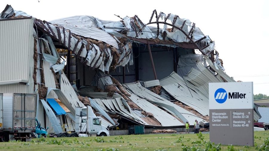 Atap gedung Miller Electric ambruk setelah angin besar petir dahsyat dan peringatan tornado di Appleton, Wisconsin, AS, 27 Juli 2026.